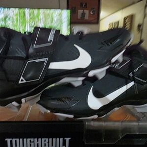 Nike Men’s Black & White Athletic Cleats